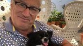Alan Brozel junto al perro que cuida