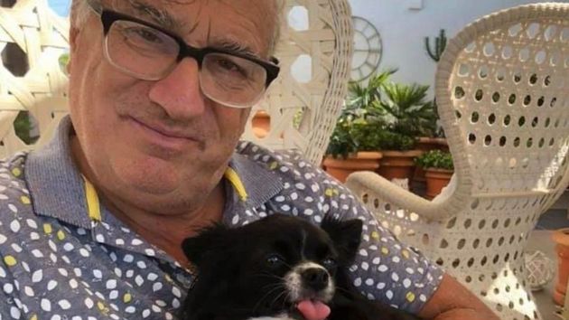 Alan Brozel junto al perro que cuida