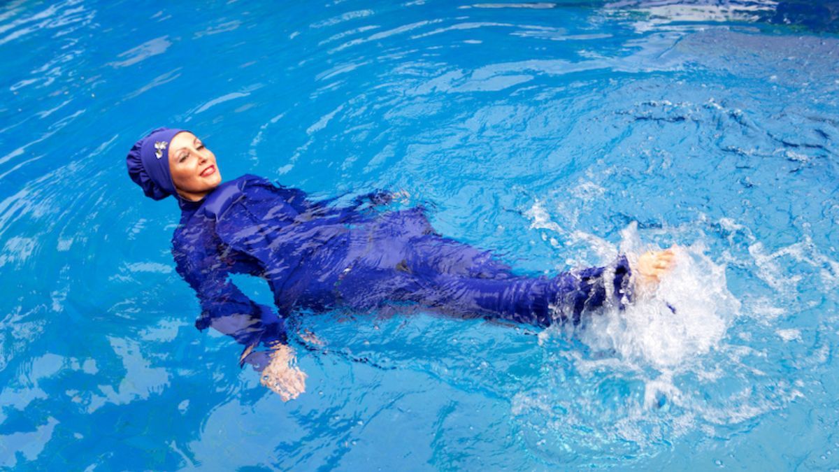 Una mujer bañándose con un burkini