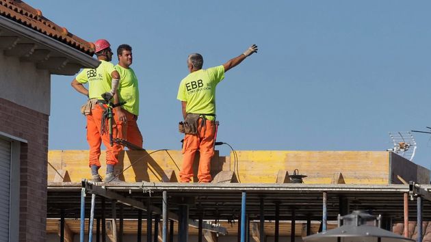 Varios obreros trabajando