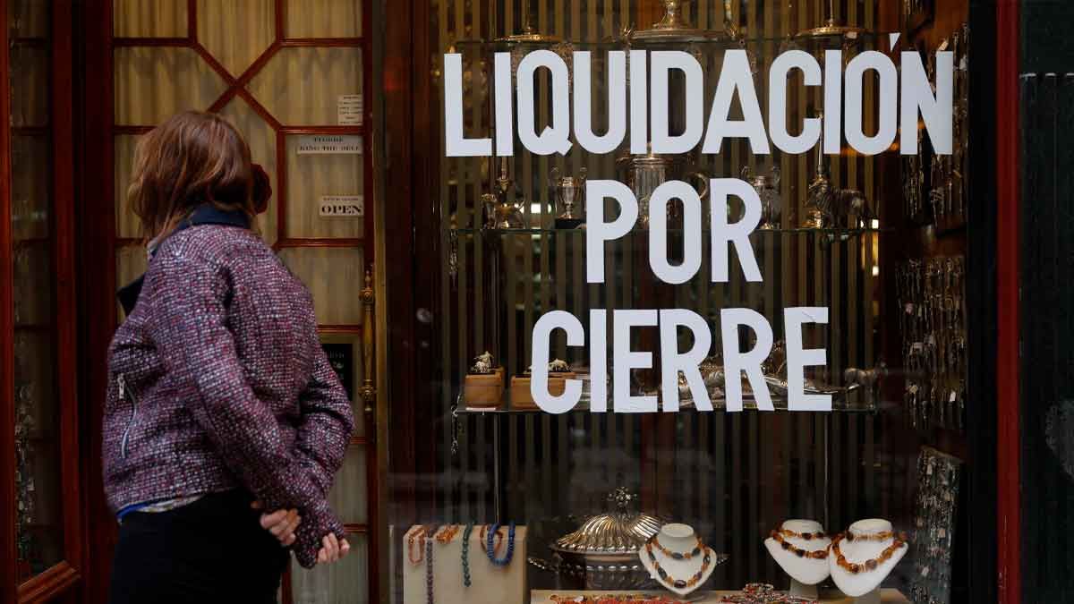 Un negocio anuncia una liquidación de productos por cierre