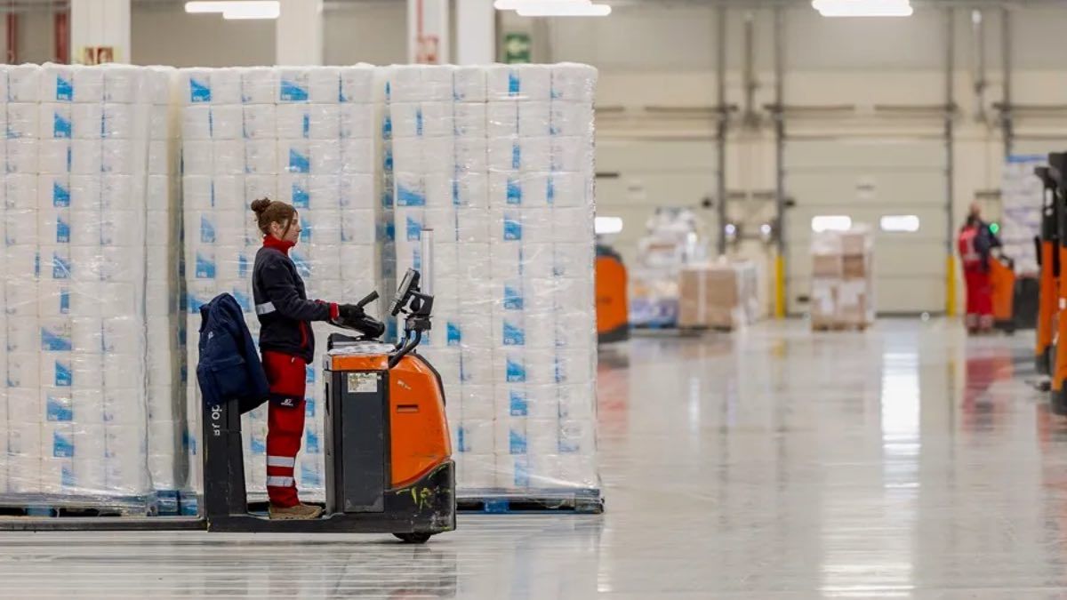 Una empleada en un almacén