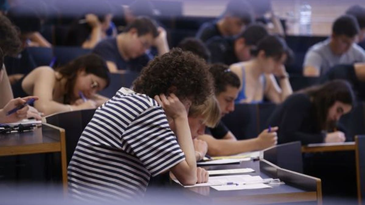 Estudiantes en un aula