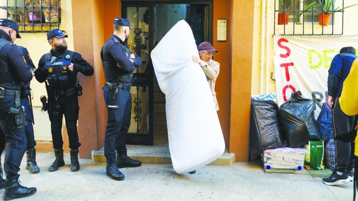 La policía durante el desalojo de una vivienda 