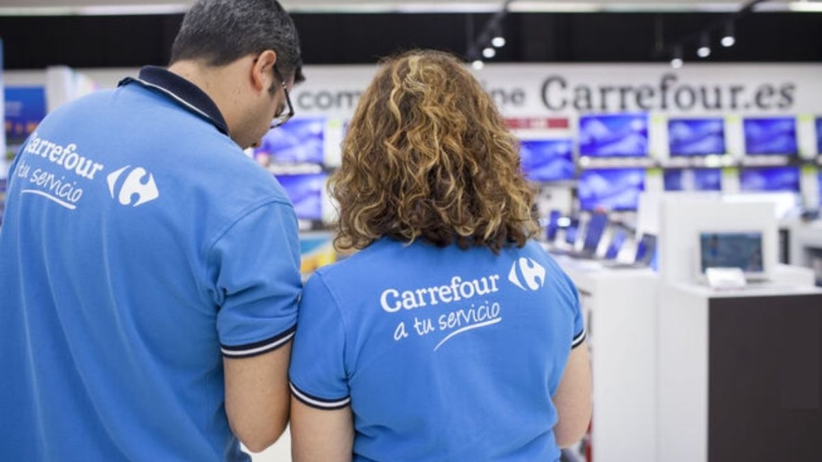 Dos trabajadores de Carrefour, de espaldas