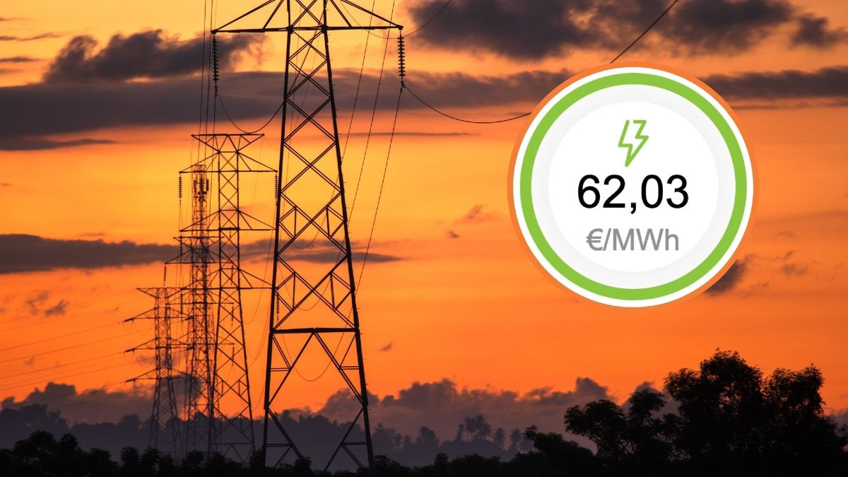 Torre eléctrica al atardecer