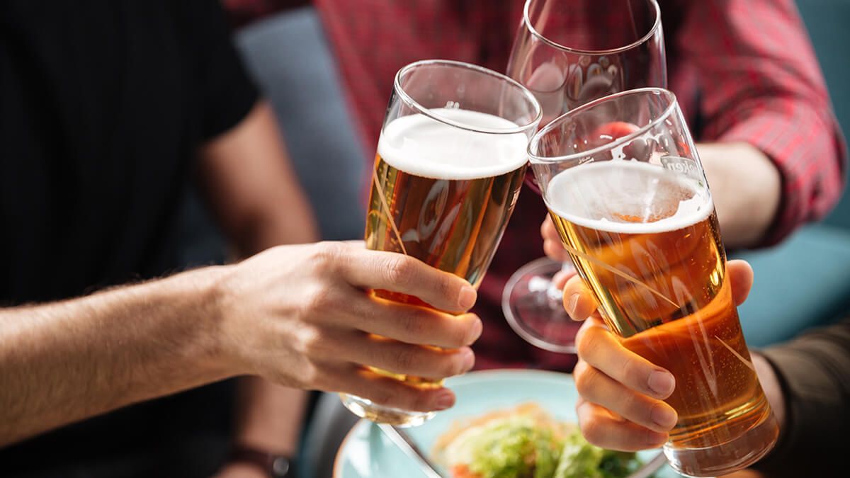Amigos brindando con cerveza