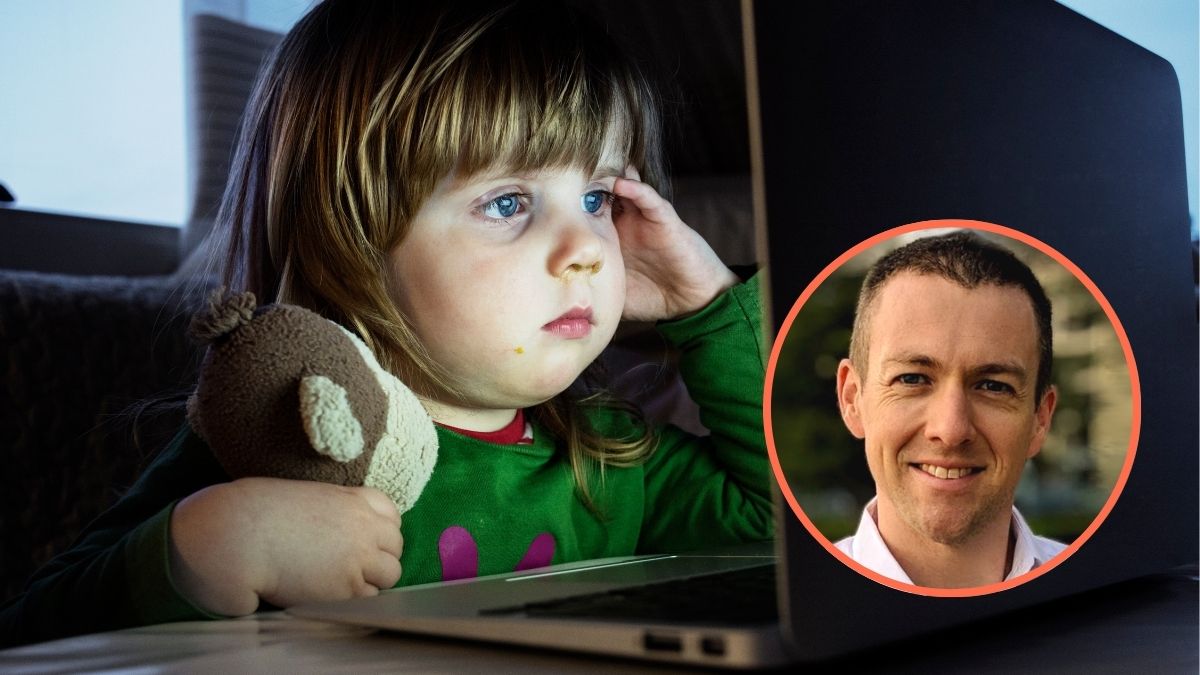 Una niña mirando la pantalla de un ordenador