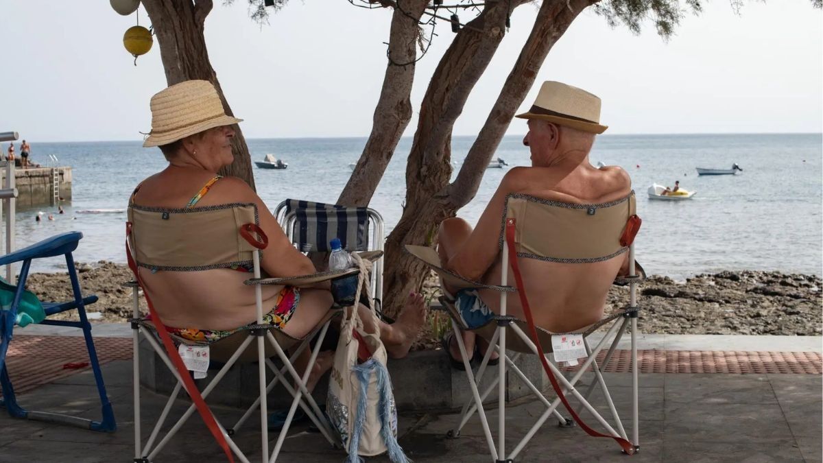 Dos mayores descansando en la playa