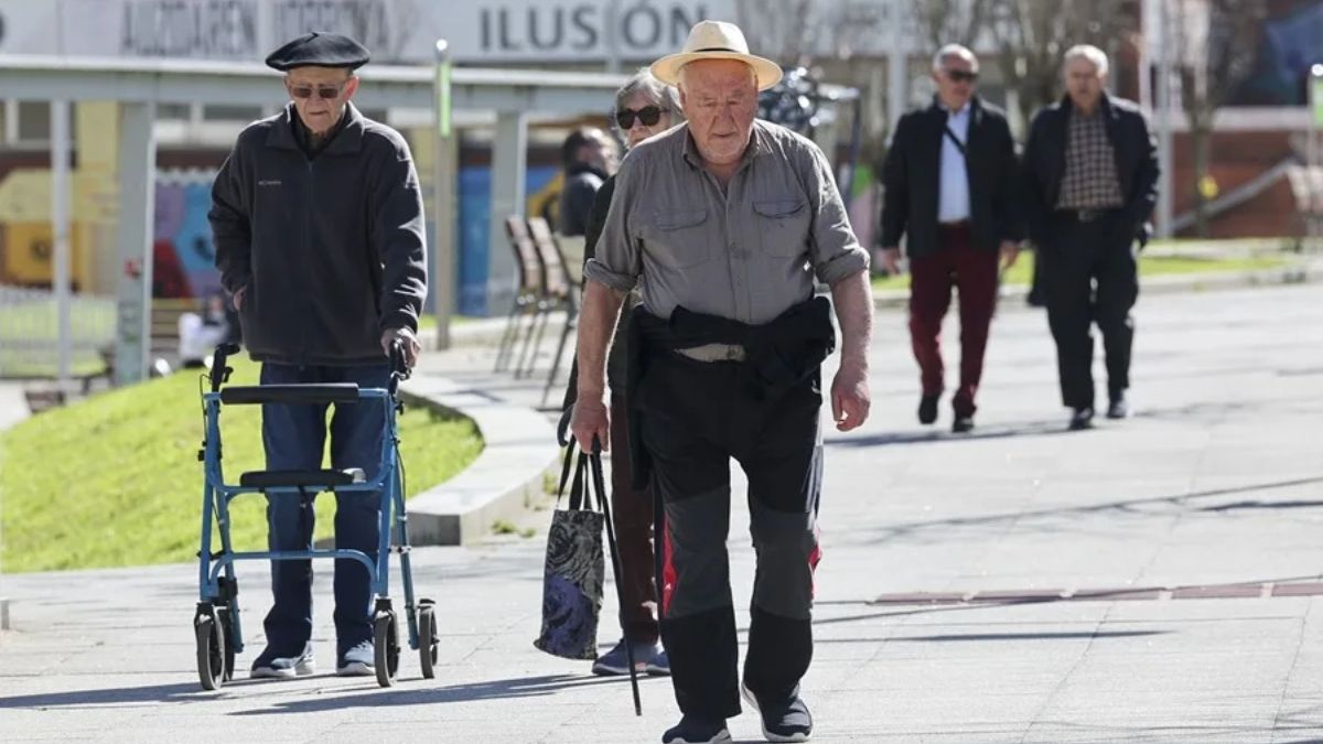 Varias personas mayores paseando por la calle
