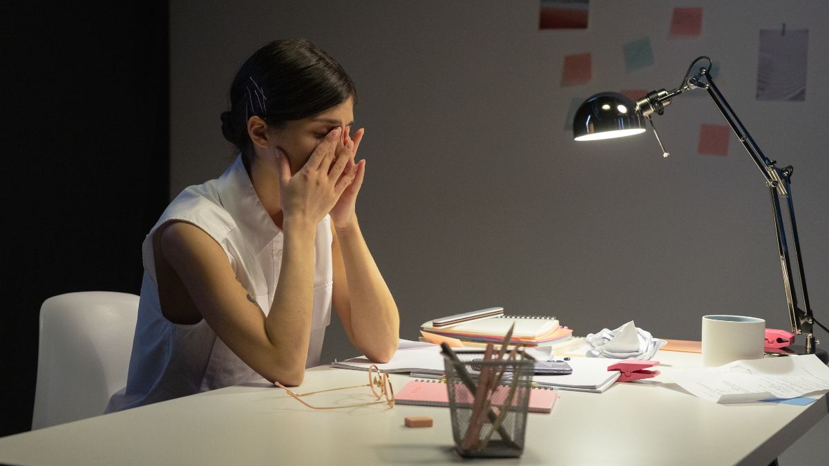 mujer agobiada escritorio