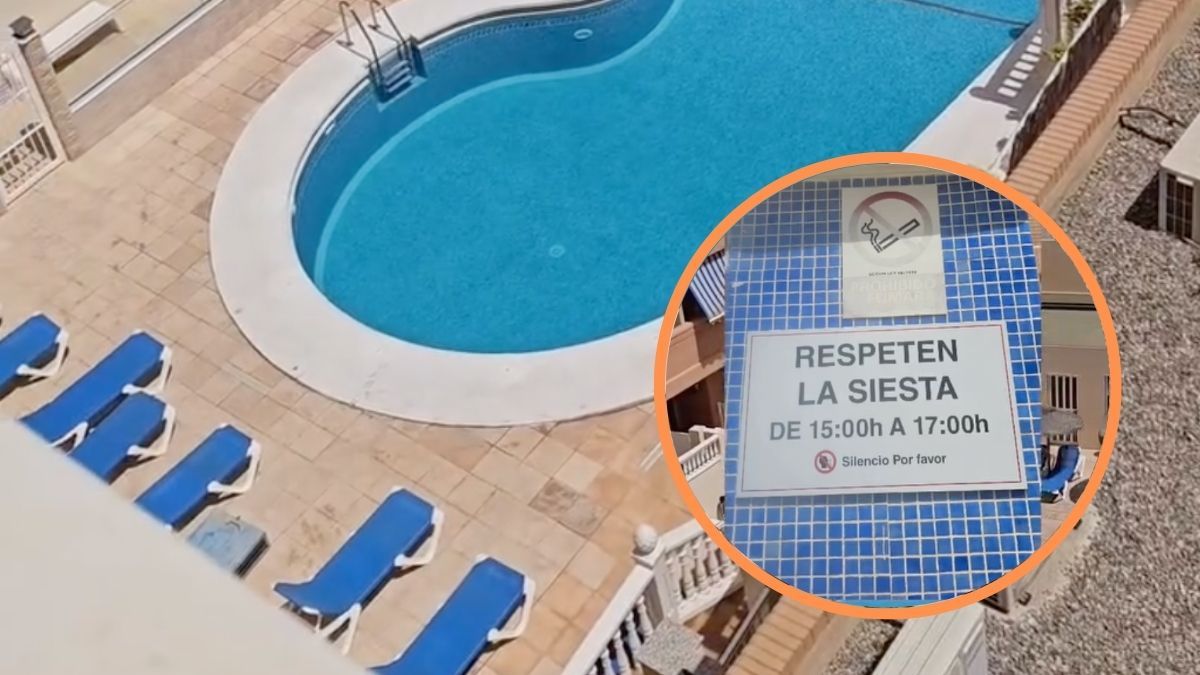 La piscina de la comunidad, con el cartel de prohibición