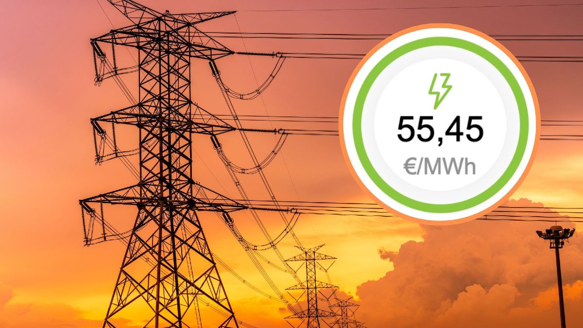 Una torre eléctrica en la puesta del sol