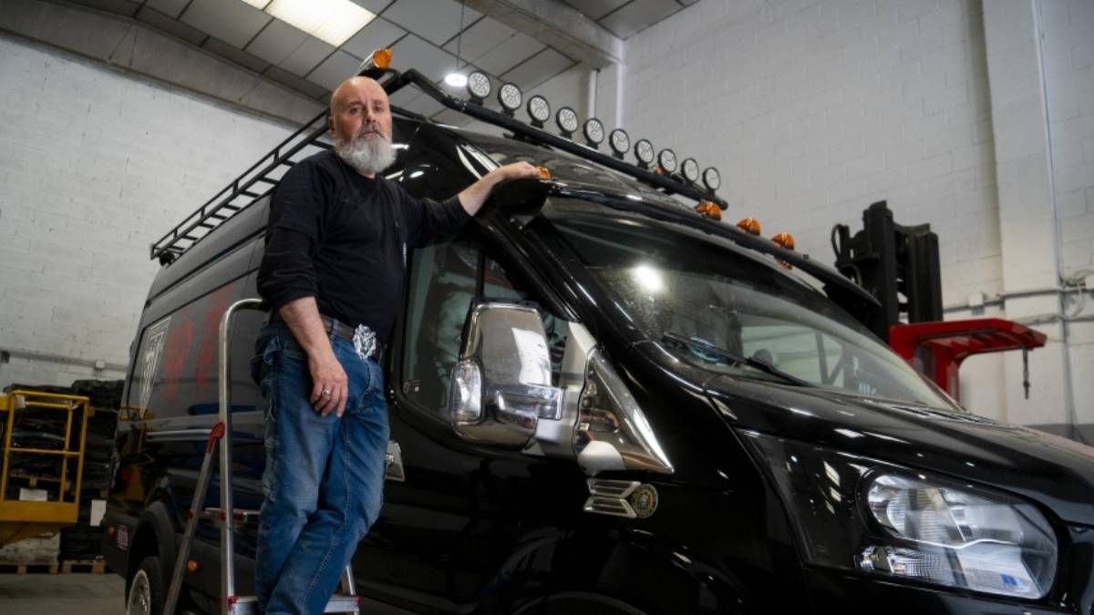 Félix Rodríguez jubilado autónomo con su coche