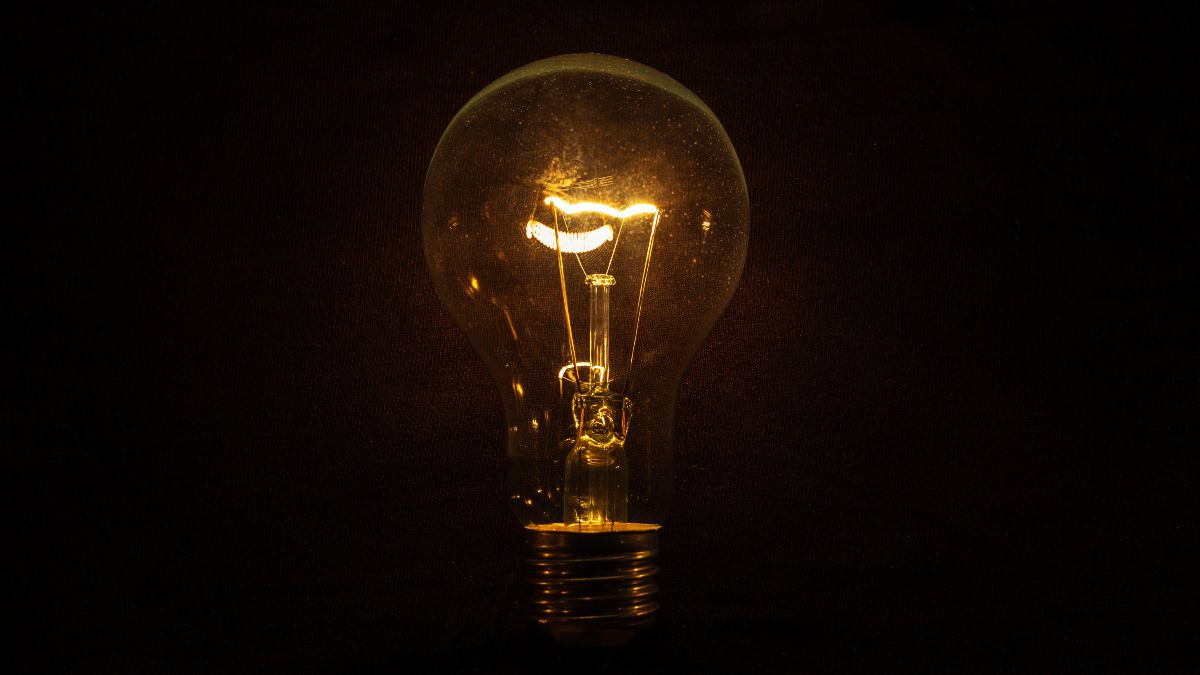 Una bombilla encendida