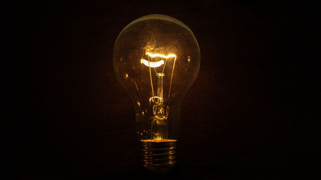 Una bombilla encendida