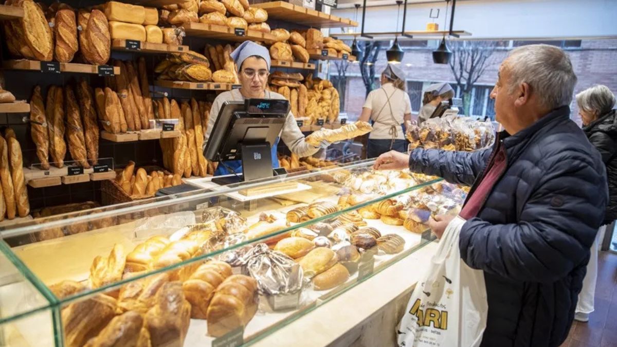 Una mujer trabajando en una panadería