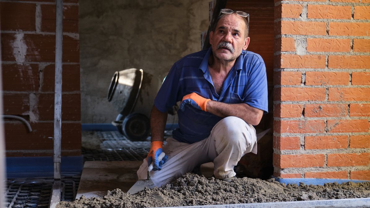 Un albañil mayor trabajando
