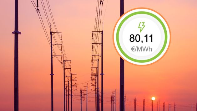 Torres eléctricas durante un atardecer
