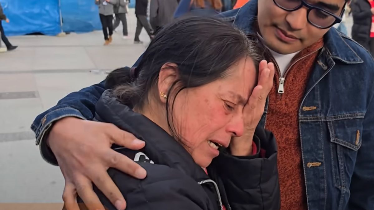 María Rut llorando mientras una persona la consola