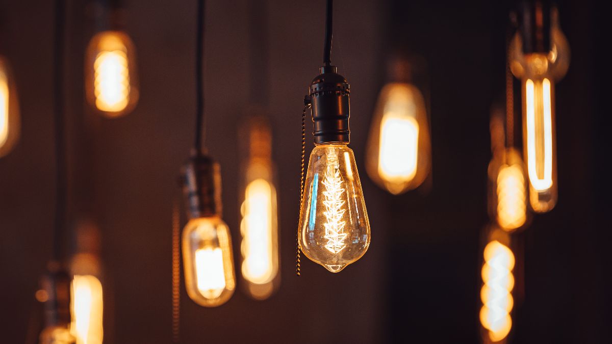 Unas bombillas encendidas