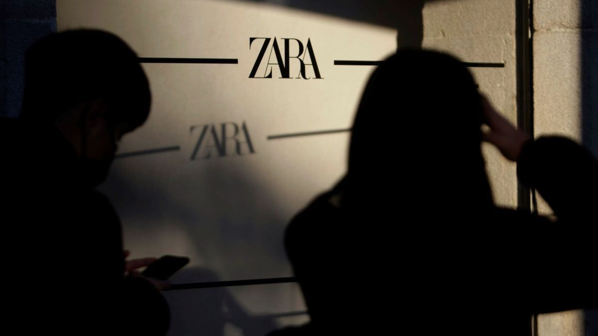 Una persona pasando por un escaparte de Zara
