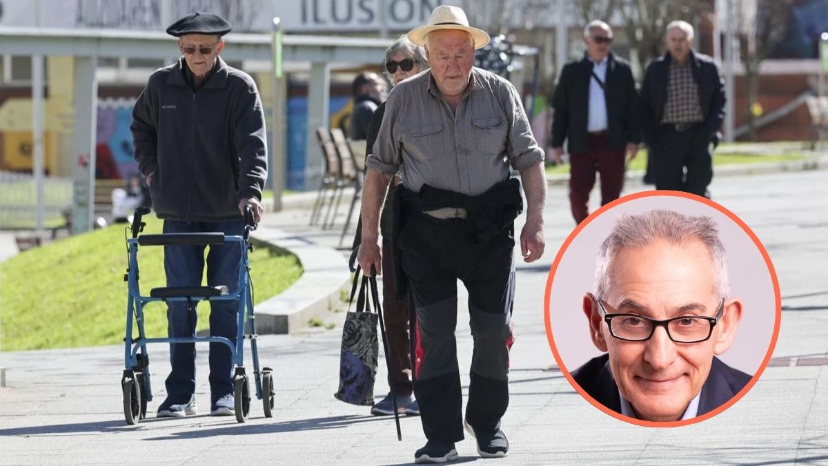 Ancianos paseando por la calle con foto de Manuel Álvarez