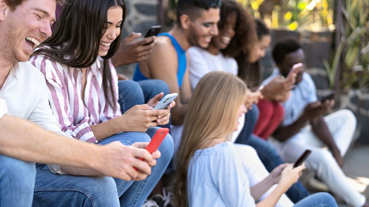 Un grupo de jóvenes mirando su teléfono móvil