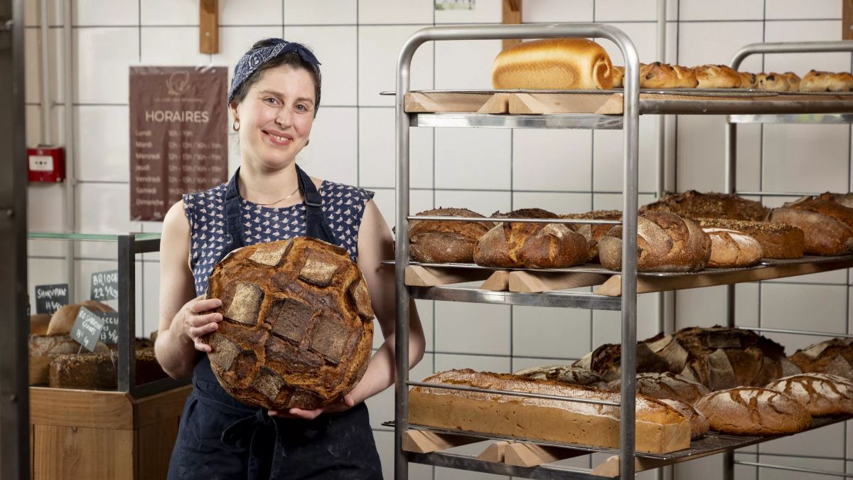 Alice Gréjon trabajando en la panadería