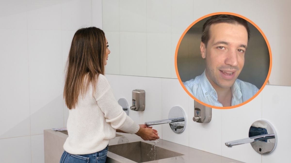 Una mujer lavándose las manos en el baño