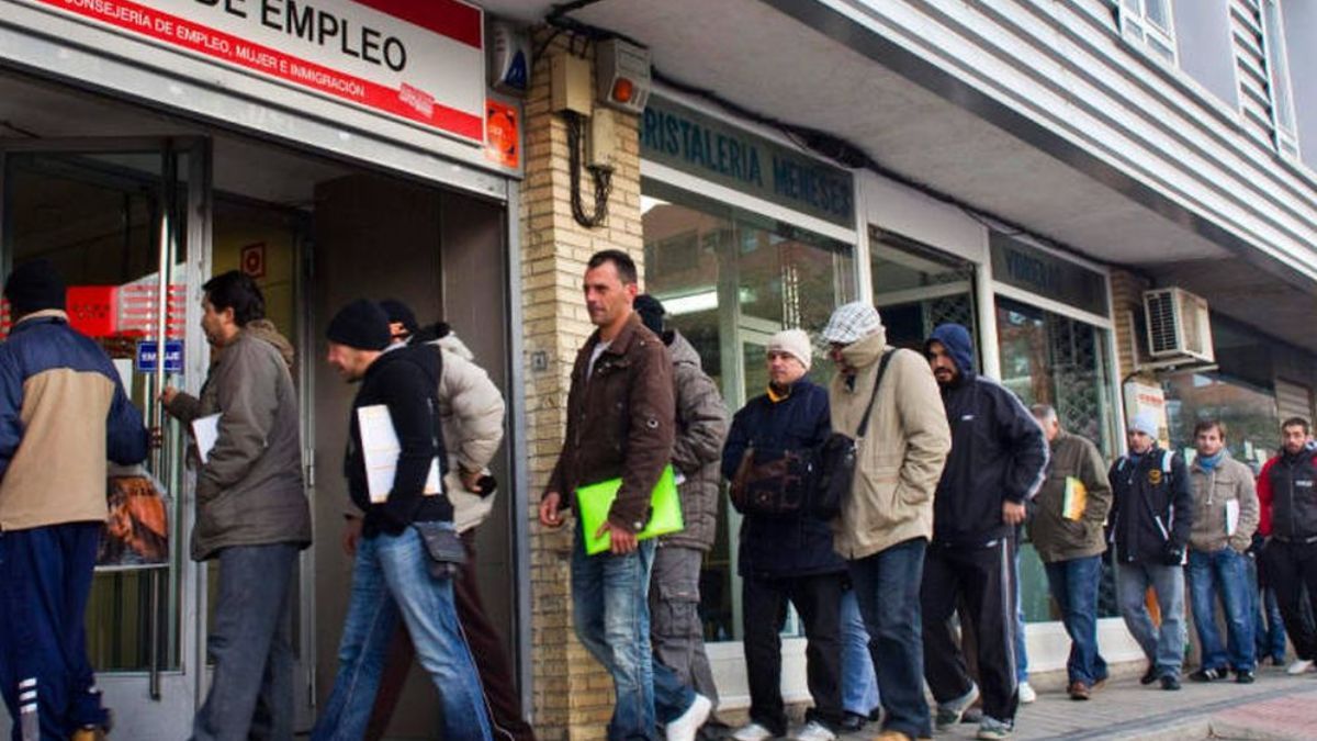 Cola en una oficina de empleo