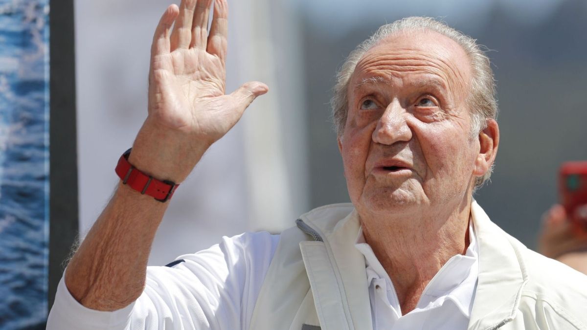 El rey emérito, Juan Carlos I mirando al cielo