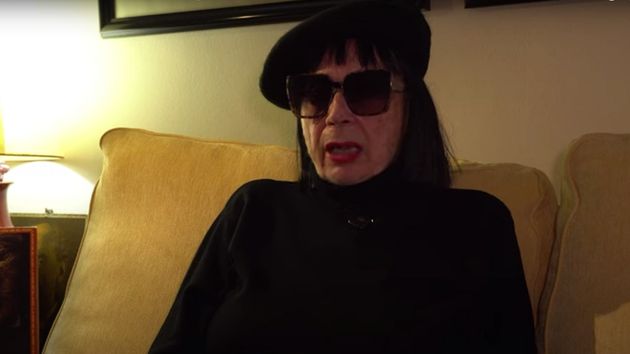 María Teresa en el salón de su casa