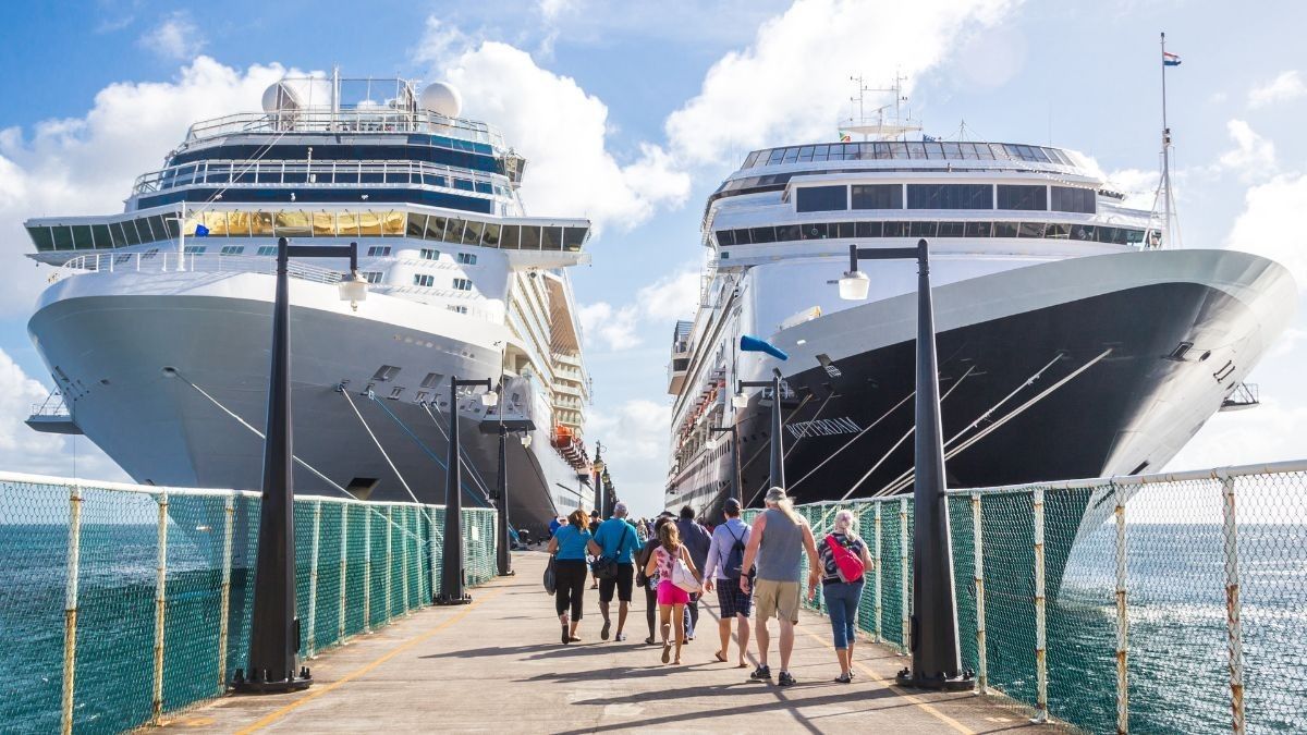 Varios turistas y jubilados subiendo en un barco