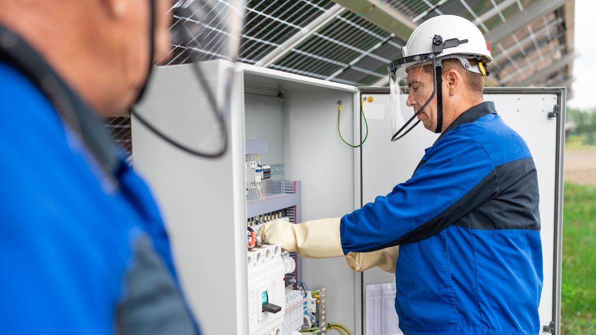 Técnico de electricidad arreglando una instalación