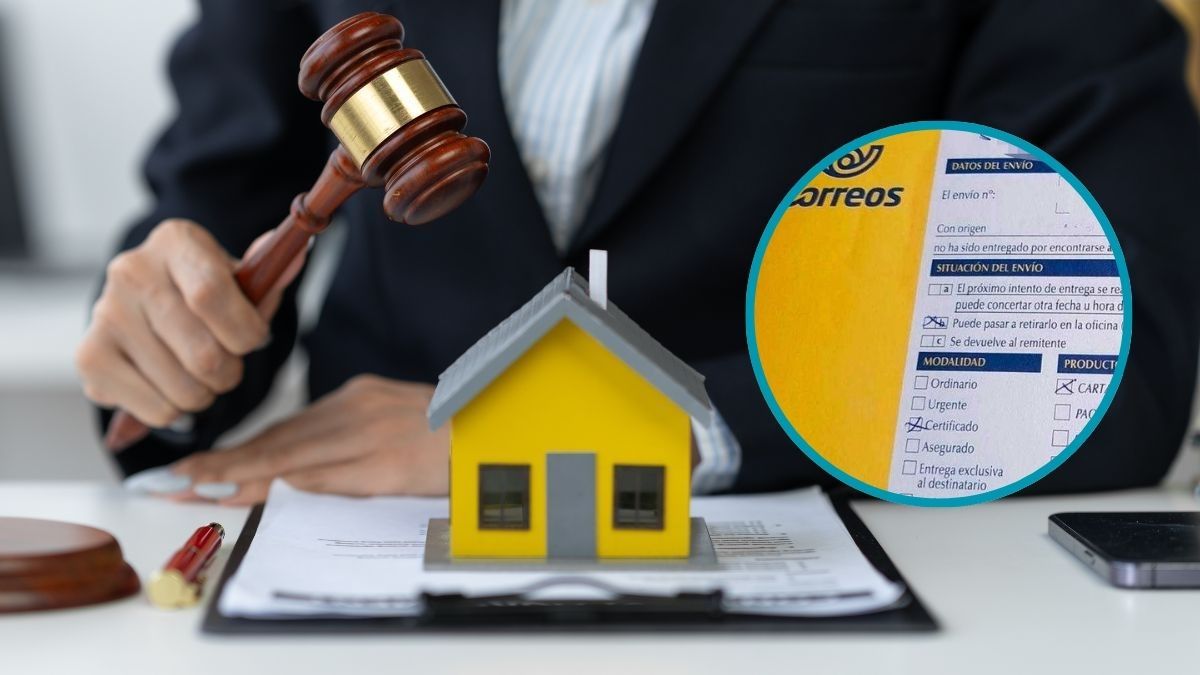 Mano con un mazo de juez golpeando la figura de una casa junto a un notificación de correos