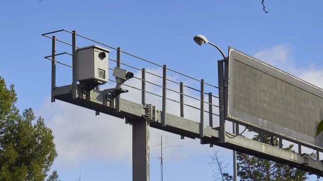 Un radar de tramo en la carretera
