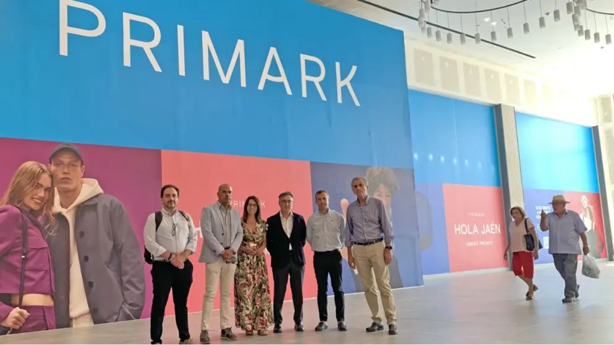 Alcalde y miembros del área de Urbanismo en la nueva tienda