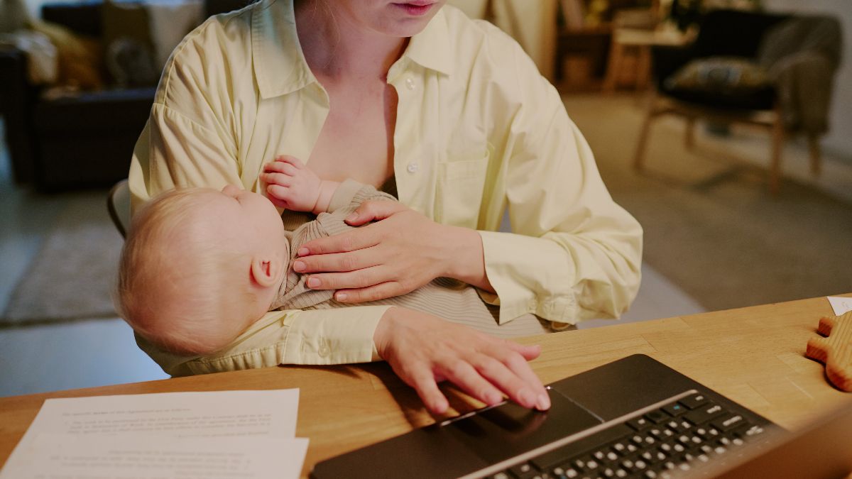 Una mujer trabajando con un bebé