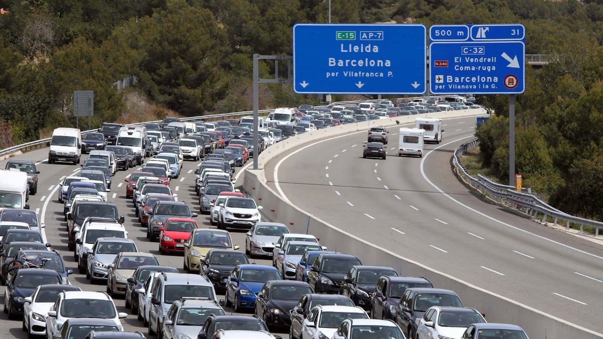 Un atasco durante la operación salida del puente de agosto