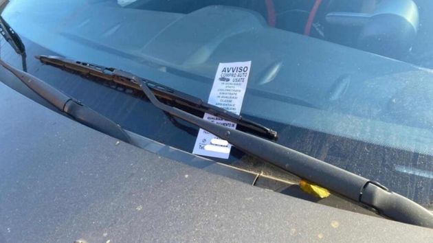 Folleto en el parabrisas del coche