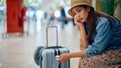 Mujer triste en el aeropuerto, de regreso a casa