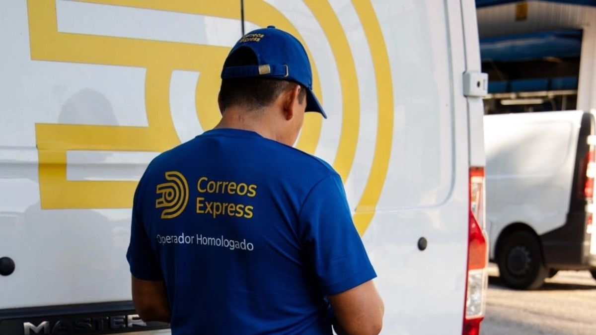 Un trabajador de Correos Express, de espaldas