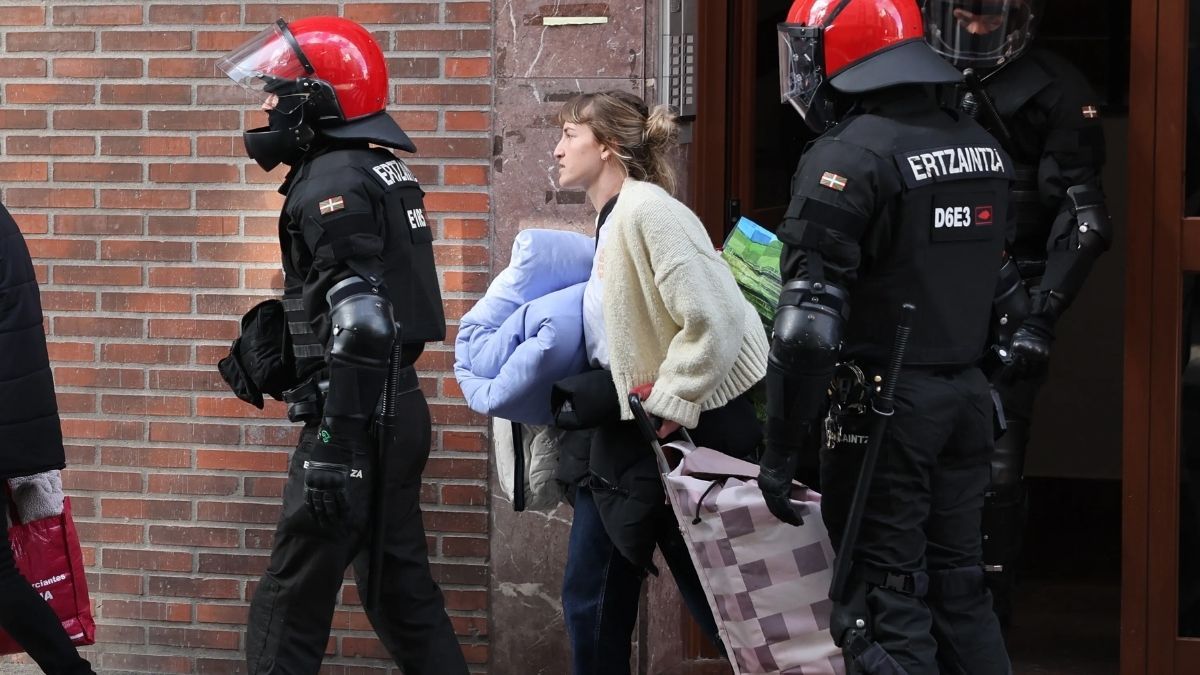 Una mujer siendo desalojada