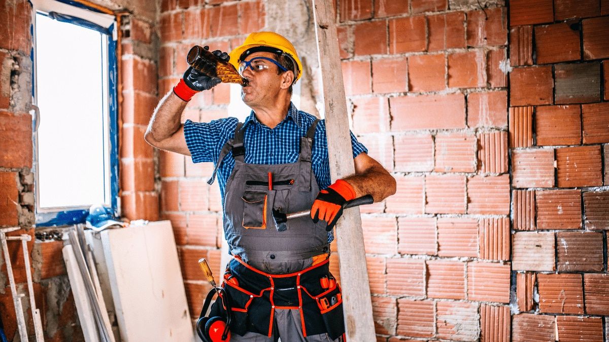 un trabajador bebiendo cerveza