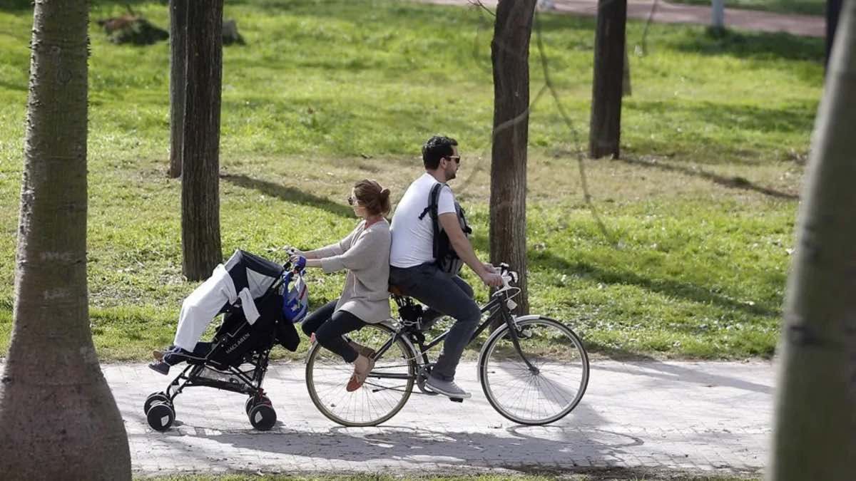 Una pareja paseando en bicicleta