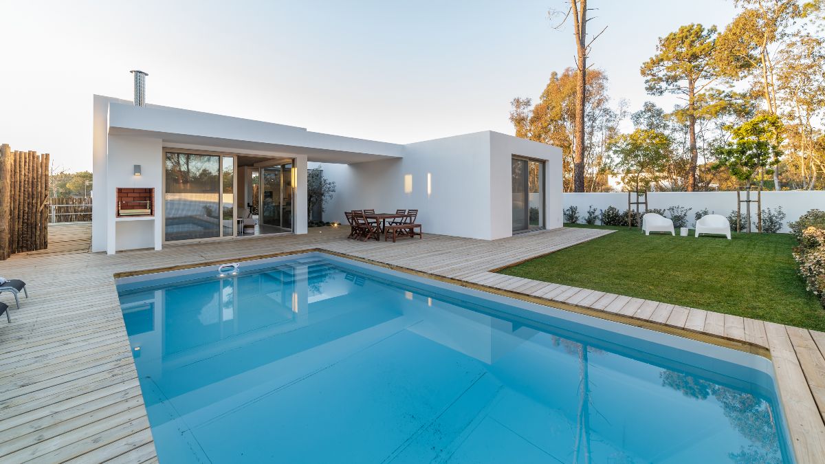 Una casa con jardín y piscina 