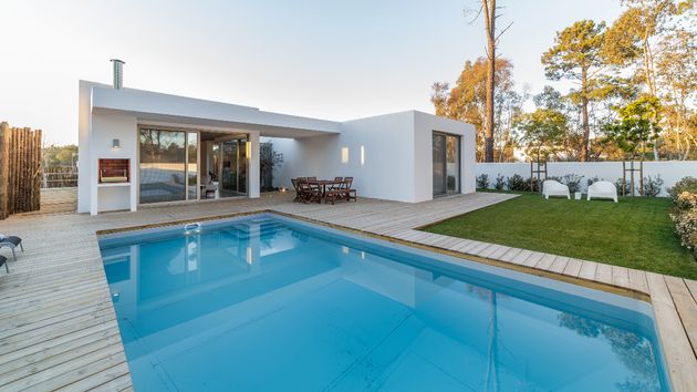 Pagan 5.880 euros por el alquiler de una casa de vacaciones y el casero les cancela el día de antes porque la han okupado: los okupas eran los padres del dueño