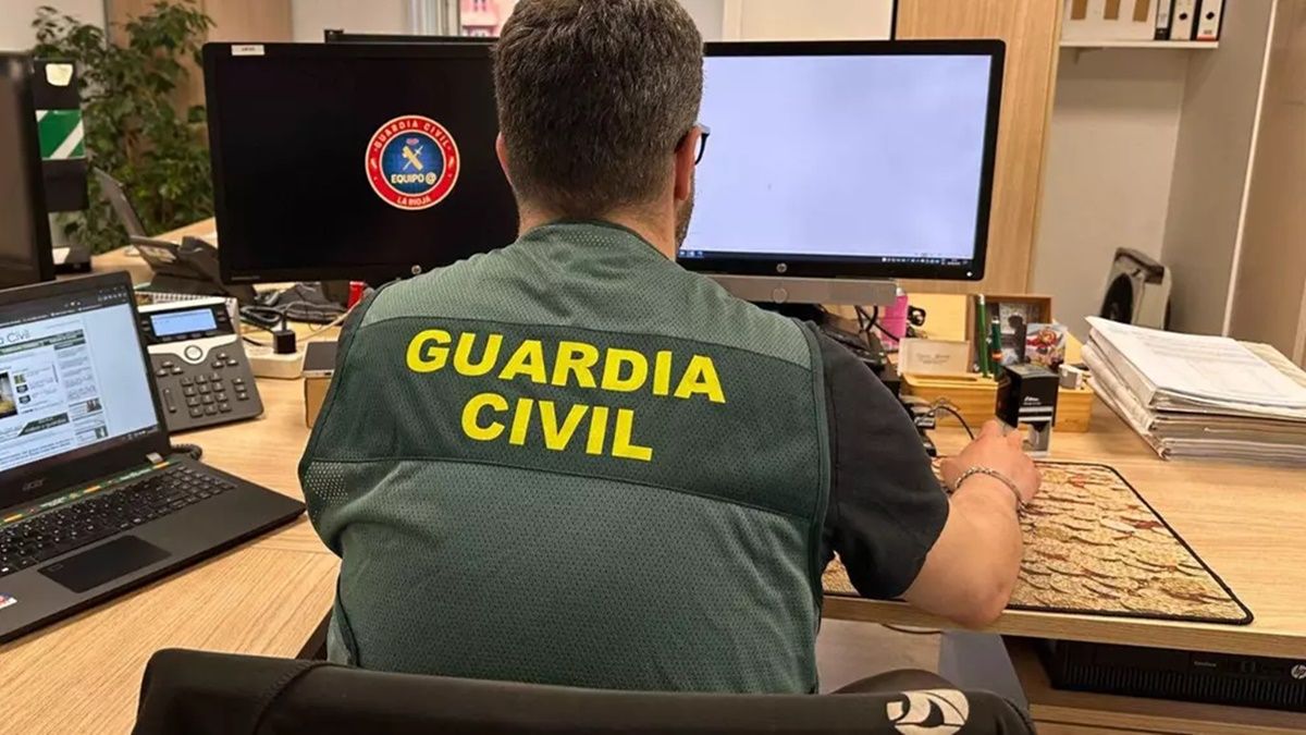 Un agente de la Guardia Civil de espaldas