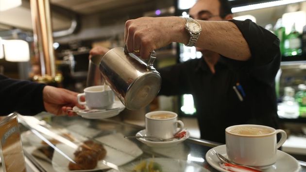 Qué significa ayudar al camarero a recoger los platos según la psicología y la IA